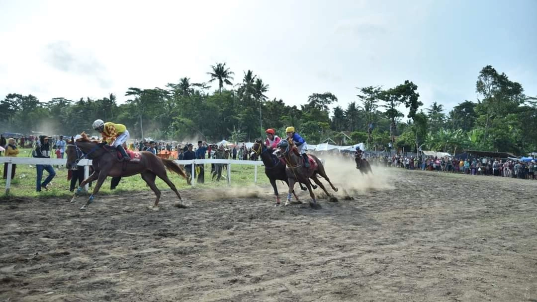 Menpora Datangi Lomba Pacuan Kuda di Desa Ambalresmi, Ini Pesan Kesannya