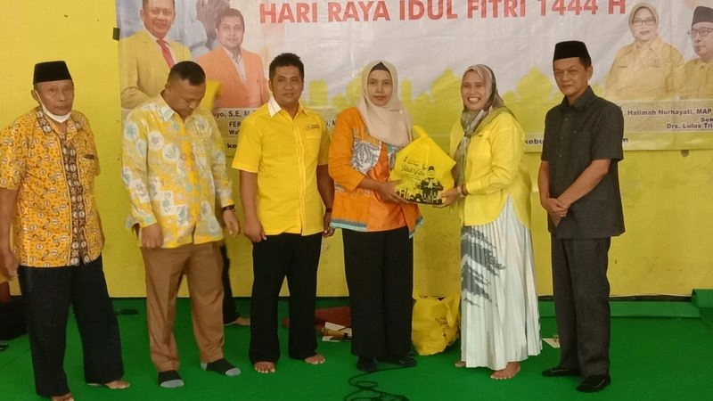 Jelang Idul Fitri, Partai Golkar Kebumen Bagikan Ribuan Bingkisan Lebaran