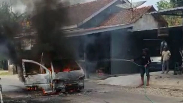 Mobil Pickup Terbakar