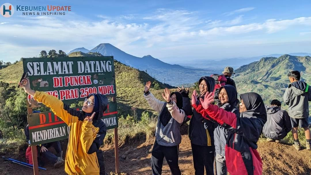 Ngadem di Gunung Prau Ketika Suhu Udara Terasa Panas Akhir-akhir Ini