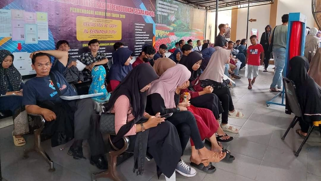 Seperti Ini Antrean Warga yang Mengurus Administrasi Kependudukan Pasca Lebaran