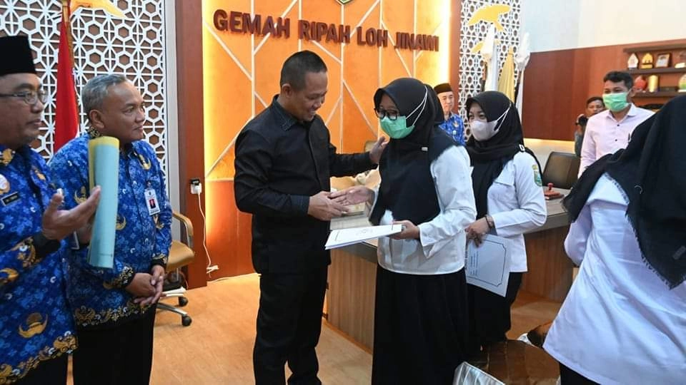 Lolos Seleksi, Bupati Serahkan SK Pengangkatan PPPK untuk 107 Nakes