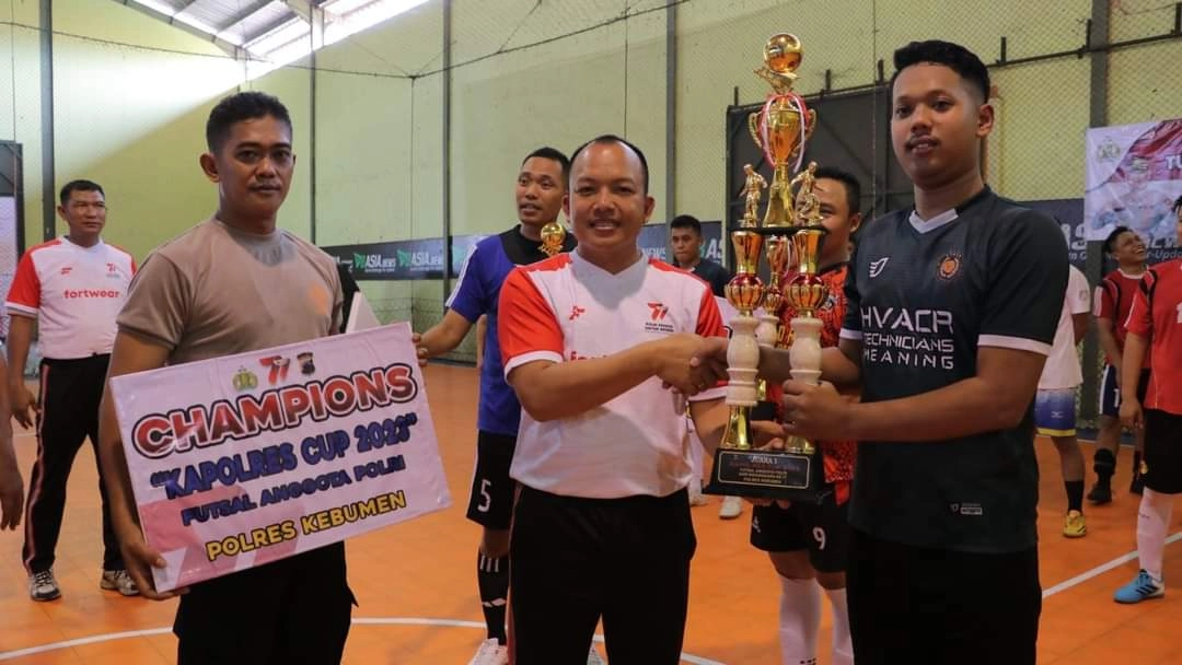 Pertandingan Eksibisi antara PJU Polres dengan PWI Kebumen Ramaikan Turnamen Futsal Kapolres Cup 2023