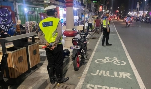 Parkir di Jalur Sepeda