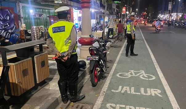 Parkir di Jalur Sepeda