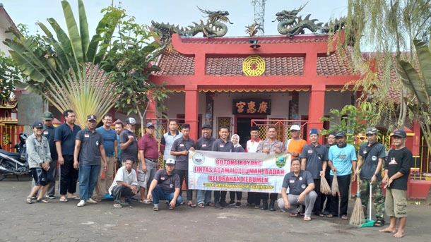 Gotong Royong Antarumat Beragama di Kebumen