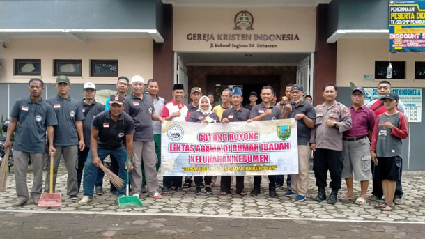 Gotong royong bersihkan tempat ibadah 