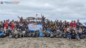 Edukasikan Kebersihan Pantai, KKN-T IPB Gelar Coastal Clean Up di Pantai Hepii