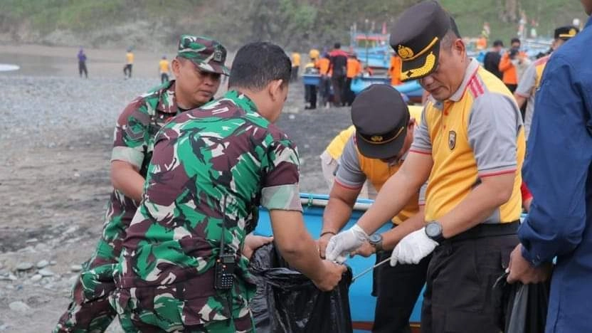 Forkopimda, Nelayan, dan Mahasiswa Bersih Sampah di Pantai Pasir