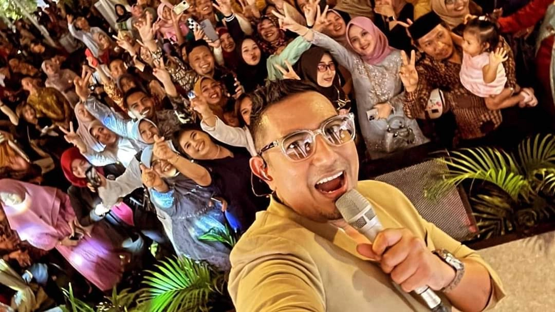 Musisi Rio Febrian Hibur Tamu Undangan di Acara Bupati Kebumen Ngunduh Mantu