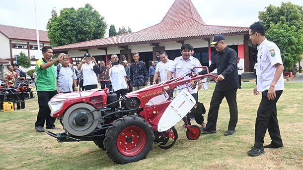 Bupati Kebumen bagi-bagi Sapi,