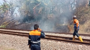 Bahaya Membakar Sampah di Jalur KAI