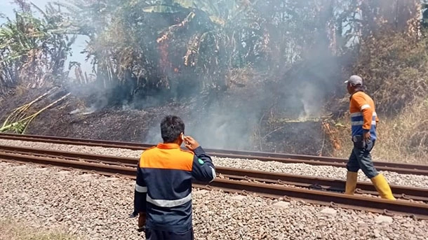 Bahaya Membakar Sampah di Jalur KAI