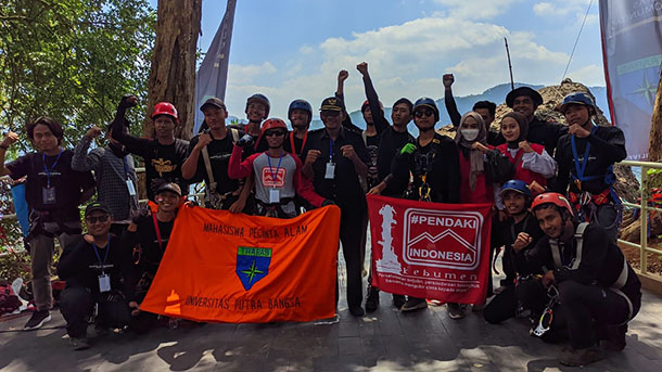 Mapala Trabas Bentangkan Bendera Raksasa 