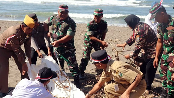 Kodim 0709 Kebumen Bersihkan Pantai