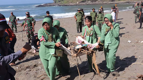 Kodim 0709 Kebumen Bersihkan Pantai