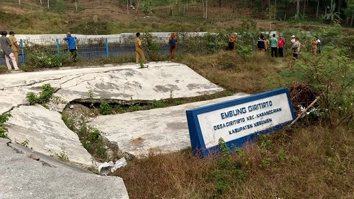 Embung Giritirto Rusak