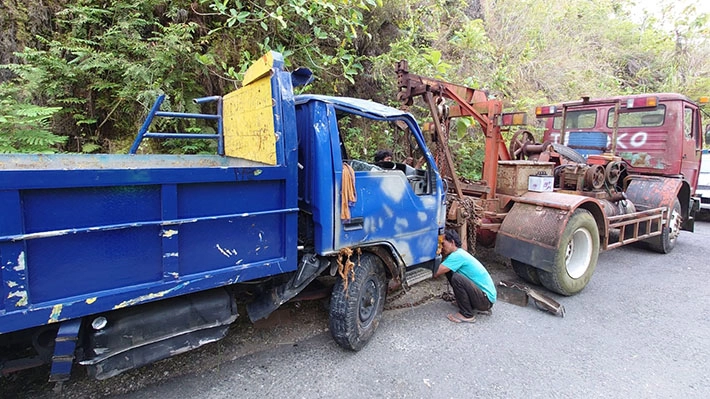 Truk Terguling di Tanjakan Logending