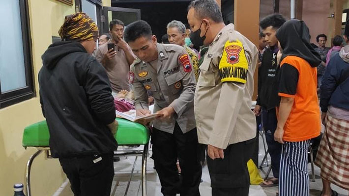 Truk Terguling di Tanjakan Logending