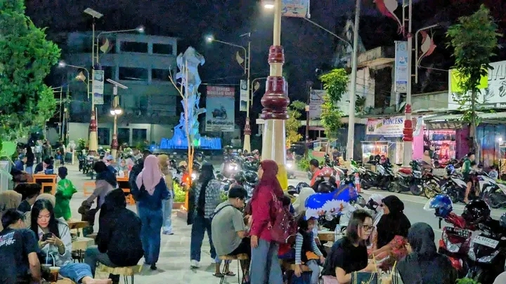Dibalik Ramainya Food Court Moro Soetta Saat Malam Hari