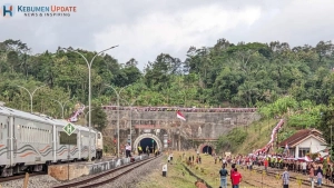 Merah Putih Sepanjang 1000 Meter Dibentangkan Di Atas Terowongan Ijo
