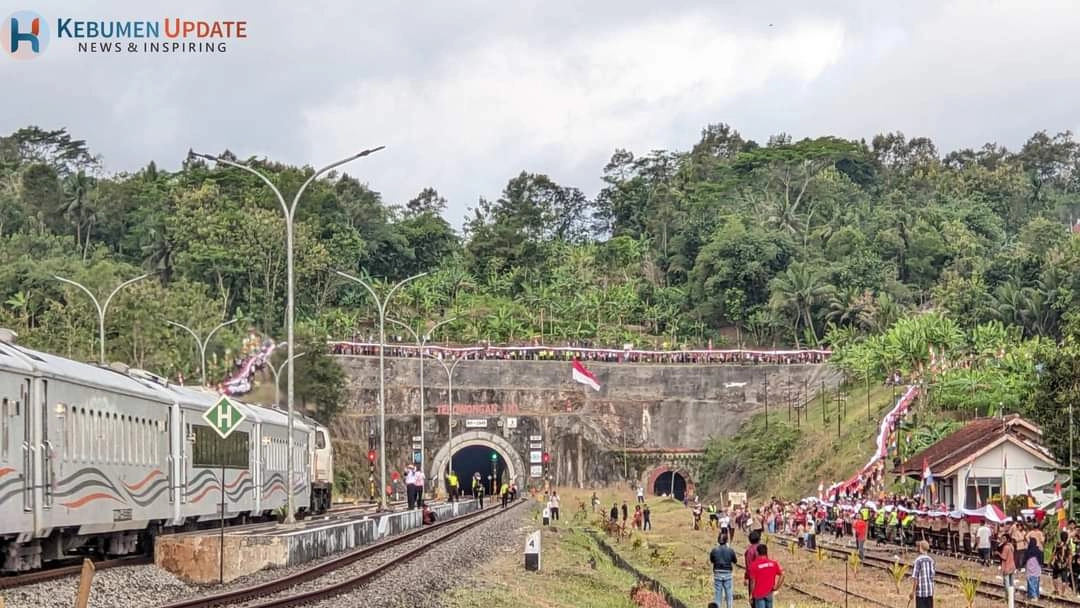 Merah Putih Sepanjang 1000 Meter Dibentangkan Di Atas Terowongan Ijo