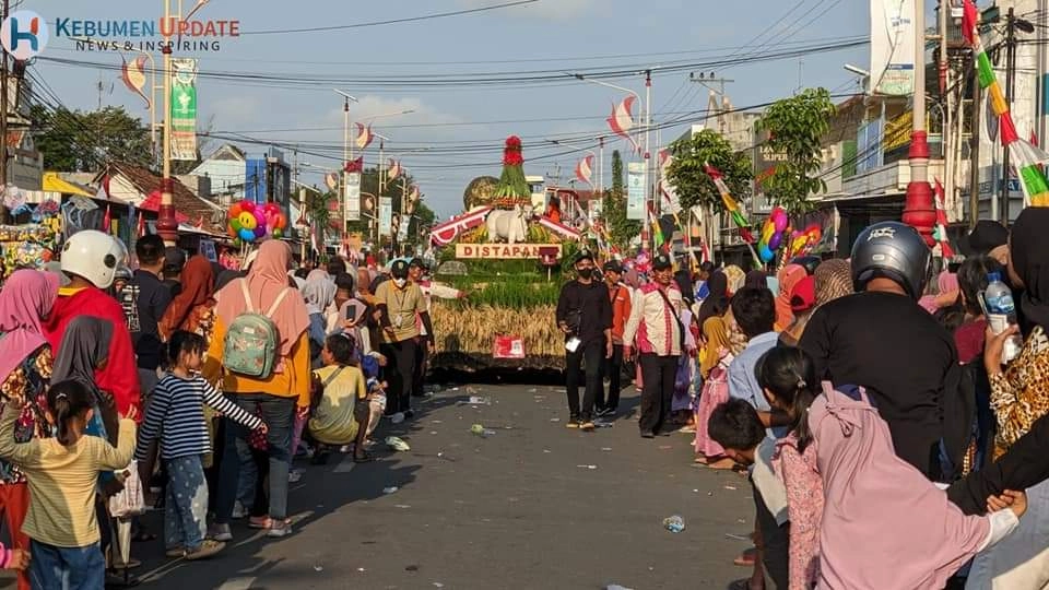 Tonton Karnaval Teteore, Warga Kebumen Padati Jalan Soekarno Hatta