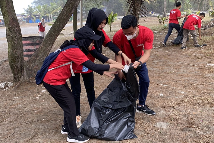 ACE Bersihkan Sampah Pantai Pandan Kuning