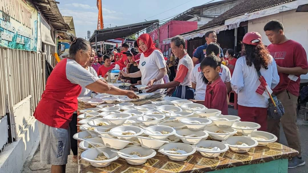 Opor Ayam Jadi Menu Peserta Jalan Sehat RW 7 Kelurahan Kebumen