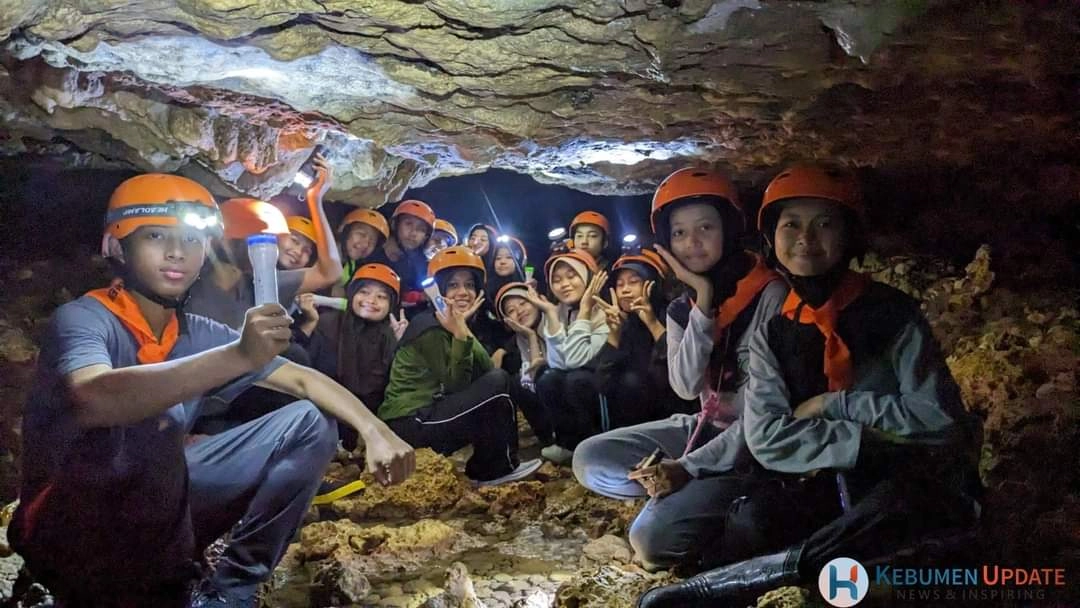 Di Balik Permukaannya yang Tandus, Tersimpan Eksotisme dan Keindahan Perut Bumi (2)