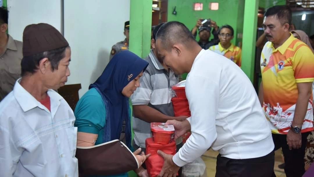 Selain Korban Kebakaran, Bantuan Juga Diberikan untuk Korban Truk Terguling di Tanjakan Logending