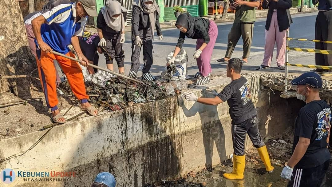 Kebumen River Clean Up: Aksi Bersih Saluran Irigasi di Kota Kebumen