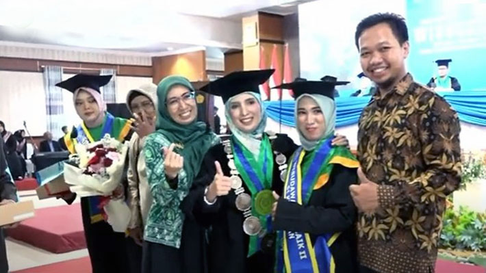 Wisuda UNIMUGO