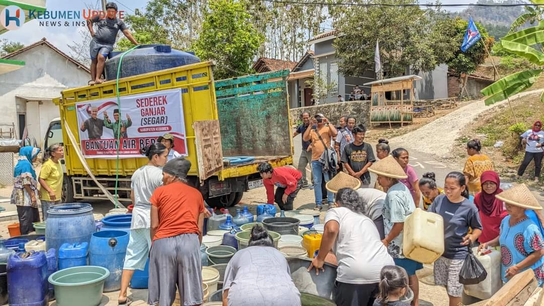Warga Dakah Karangsambung Berebut Bantuan Air Bersih dari Relawan Segar