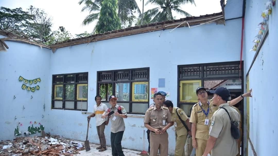 Usai Tinjau Sekolah yang Atapnya Ambruk, Pemkab Upayakan Perbaikan Secepatnya