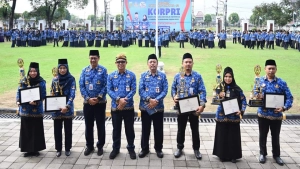HUT ke-52 KORPRI, Bupati Bagikan Hadiah dan Beri Penghargaan untuk ASN Berprestasi