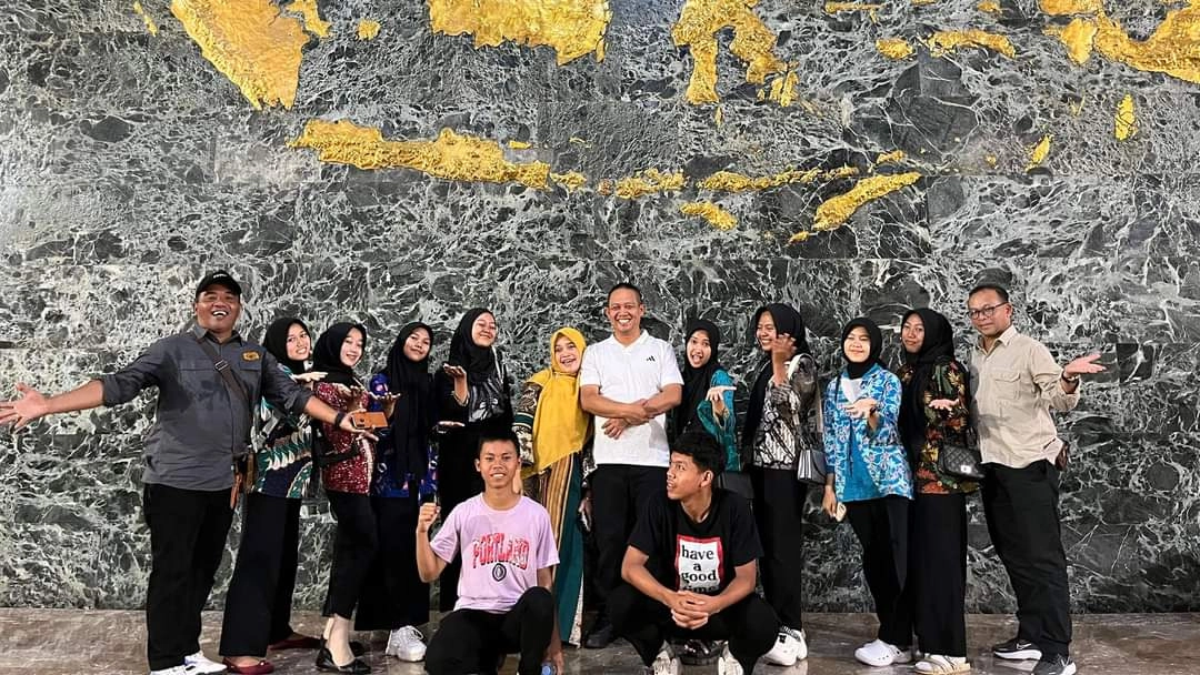 Sepuluh Murid SMAN 1 Mirit Akhirnya Berangkat ke Jakarta Bareng Bupati