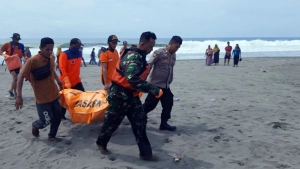 Pelajar Terseret Ombak di Pantai Setrojenar