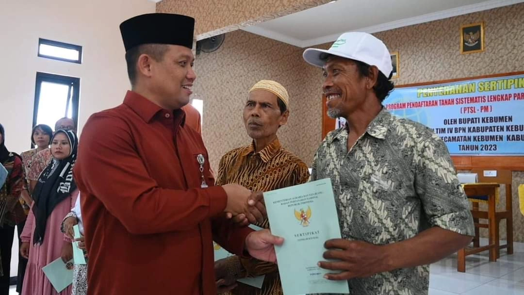 Warga Murtirejo Terima Sertifikat Tanah Hasil PTSL dari BPN