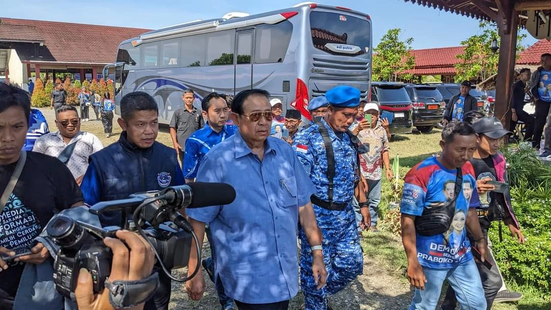 Safari di Kebumen, SBY Cicipi Sate Ambal: Rasanya Jos!