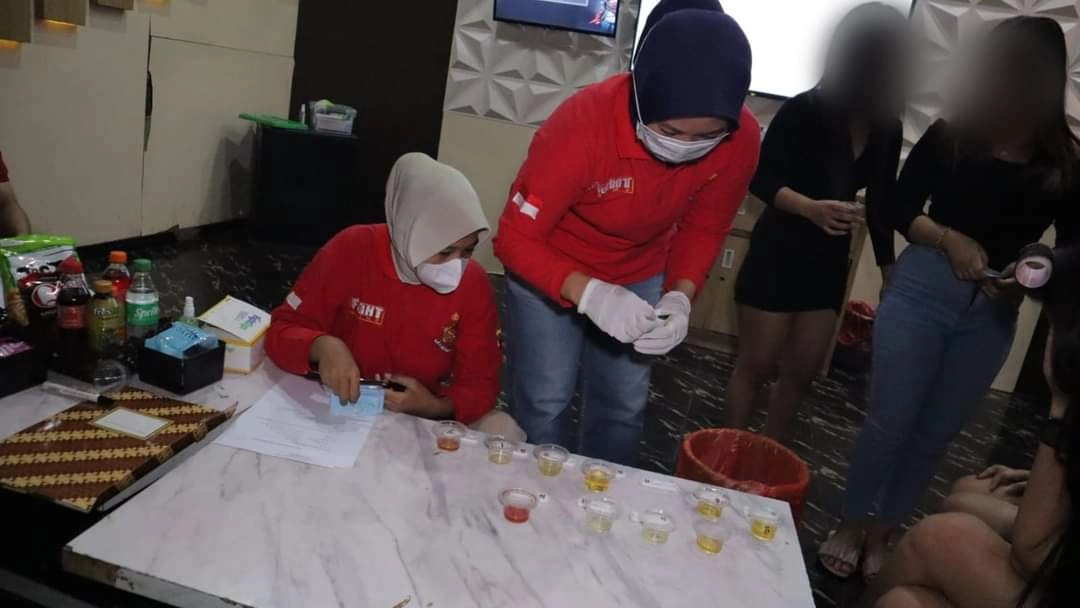 Sat Resnarkoba Polres Kebumen Jalankan Test Urine untuk Pengunjung dan Karyawan Cafe Karaoke