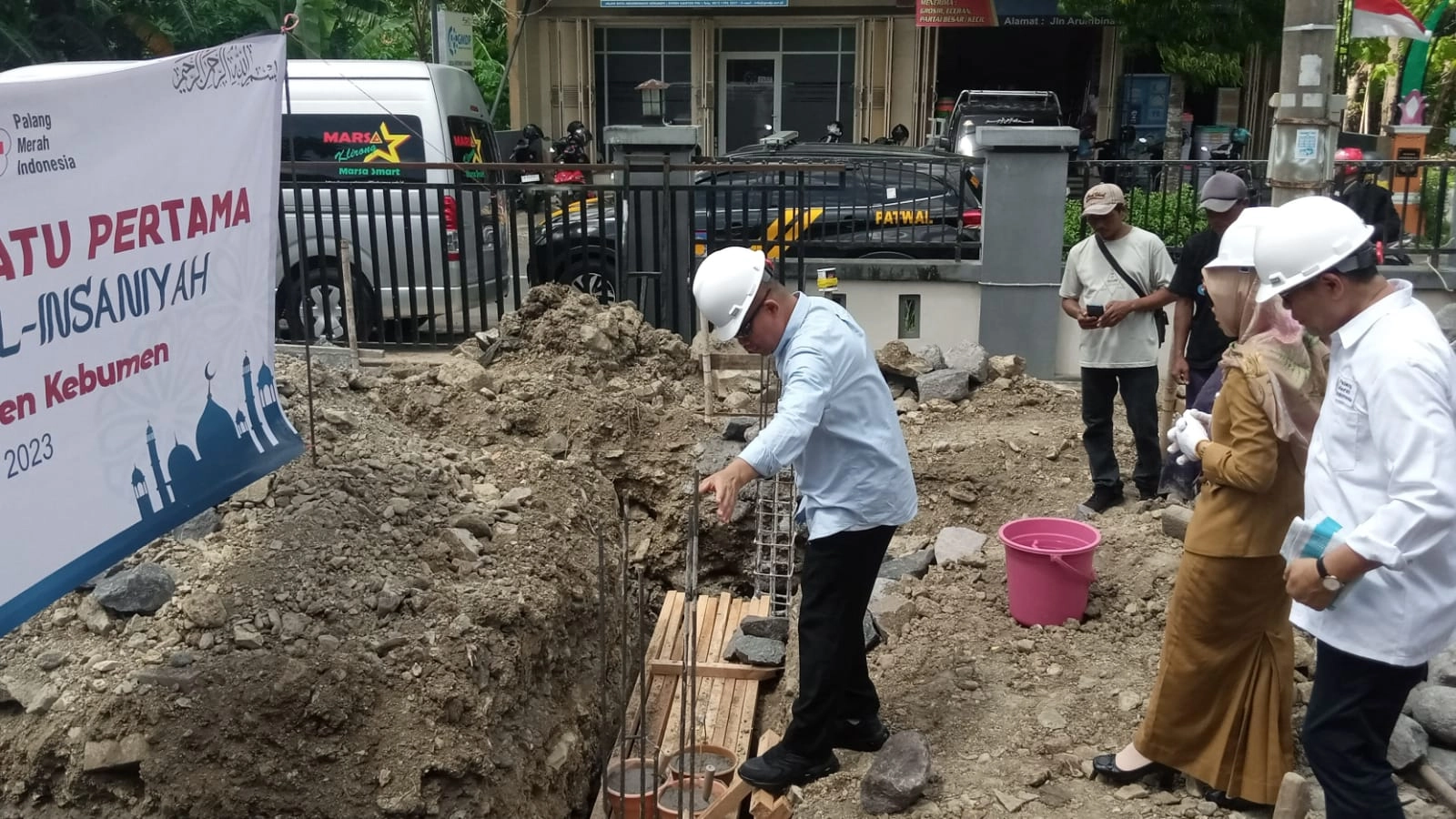 Penghujung 2023, PMI Kebumen Bangun Musholla, Resmikan Cafetaria, dan Terima 1 Unit Ambulans