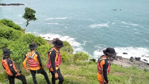 Pencari Kerang di Pantai Karangbolong