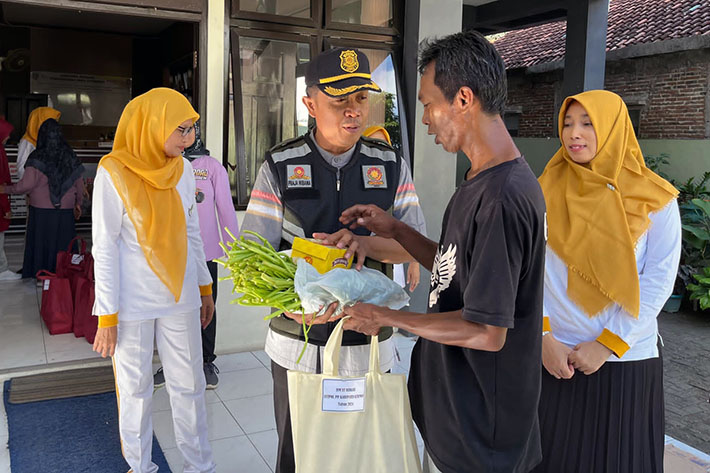 Satpol PP Kebumen Tanam Cabai