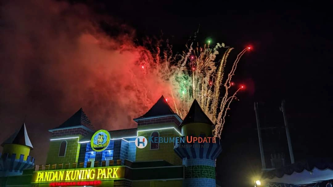 Diguyur Hujan Deras, Pesta Kembang Api di Alun-alun Kebumen Tetap Berlangsung