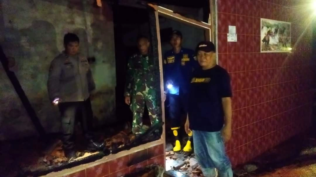 Mobil dan Sepeda Motor Berhasil Diselamatkan dari Kebakaran Rumah