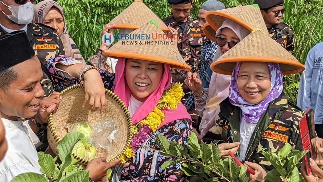 Panen Jambu Kristal di Jogosimo, Yenny Wahid Kenalkan KTP Sakti yang Akan Gantikan Kartu Tani