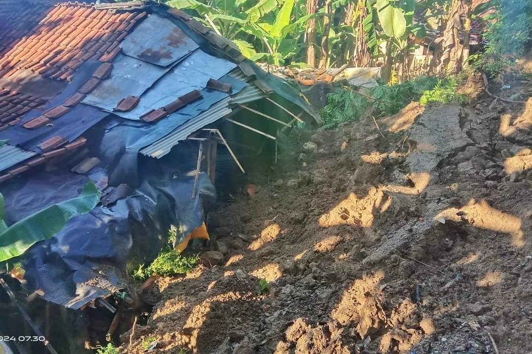 Longsor Timpa Rumah Warga Desa Bojongsari, Dapur Alami Kerusakan
