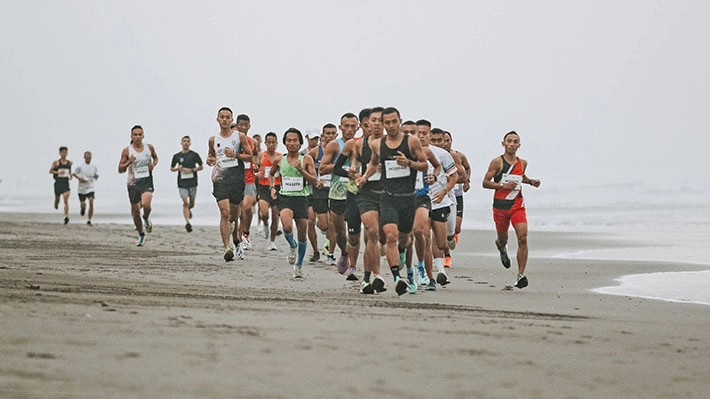 Ini Foto-foto Keseruan Kebumen Beach Marathon 2023