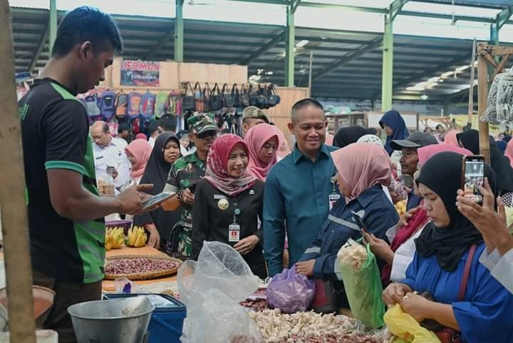 Belanja di Pasar Kuwarasan, Bupati Borong Handuk, Belut, dan Ayam Kampung